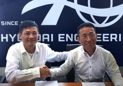 昶盛集團首席運營官（左一），羅頌霖，與現代工程建設柬埔寨的董事（右一），SS Kim 先生