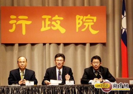 財政部長張盛和(左1)在院會報告，而江揆裁示加強國有資產盤點活化。(鉅亨網記者尹慧中攝)