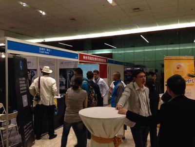 參會者在展示區參觀交流