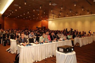 參會者認真聆聽演講