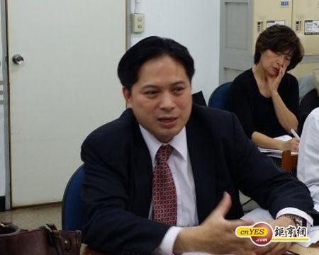 經濟部工業局局長吳明機說明產業升級轉型行動方案內容。(鉅亨網記者曹逸雯攝)