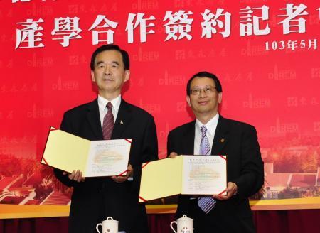 東森房屋董事長王應傑(圖左)與德霖技術學院校長羅仕鵬(圖右)簽訂產學合作契約。(東森房屋提供)