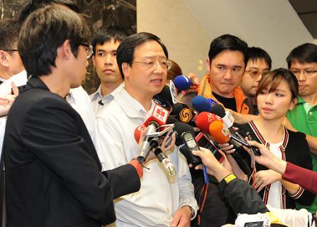 江揆今天探訪探視北捷遭砍傷民眾譴責濫殺無辜行為。(圖：行政院提供)