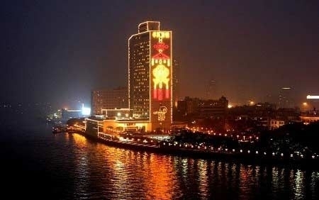 風水上有句名言叫“山管人丁水管財”,廣州坐落於珠江的入海口,北納珠江,南通大海,整個珠江水系的龍脈在此匯聚,廣州在風水財運上自然是得天獨厚。