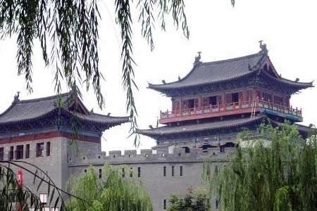 九朝古都洛陽,是中原大地上的又一處風水寶地。洛陽城位於伊洛盆地內,四面環山,加之附近又有黃河、洛河等水系流過,實乃龍脈聚集之地,也因此成為了中原文化的發源地。