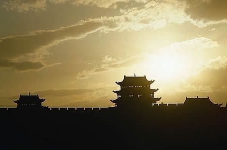 西安古稱為長安,西漢、西晉、前趙、前秦、后秦、西魏、北周、隋、唐等朝代都曾在西安建都。歷朝歷代的統治者之所以選擇在西安安家,自然和西安頂級的風水格局離不開關係。