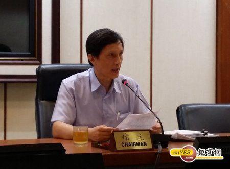 經濟部統計處副處長楊貴顯說明4月商業營業額統計。(鉅亨網記者曹逸雯攝)
