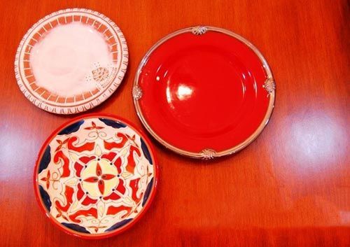 　　這些餐盤也是很不錯的哦，紅色的很鮮艷也很漂亮