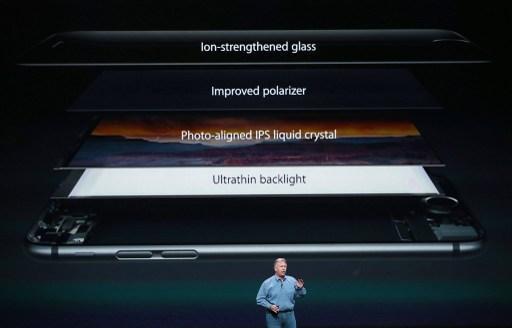 蘋果行銷副總 Phil Schiller 介紹 iPhone 6 的螢幕玻璃組成(圖:AFP)