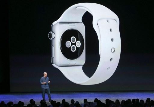 Apple Watch 錶體背面即為其充電裝置 (圖:AFP)