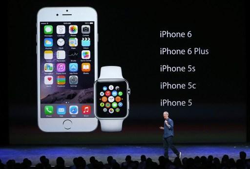 蘋果執行長庫克於發表會中介紹 iPhone 6 與穿戴裝置 Apple Watch (圖:AFP)
