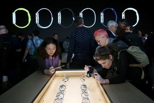發表會現場備有多樣 Apple Watch 實機讓來賓參觀感受 (圖:AFP)