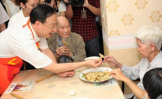 江揆今宣布7月起加碼長照補助逾1成。(圖：行政院提供)