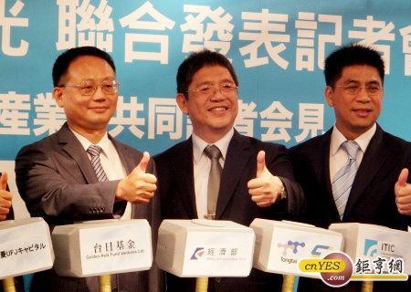 東台暨東捷董事長嚴瑞雄(中)。(鉅亨網記者尹慧中攝)