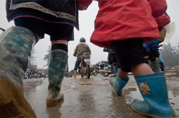 孩子們踏著泥濘的道路去上學。