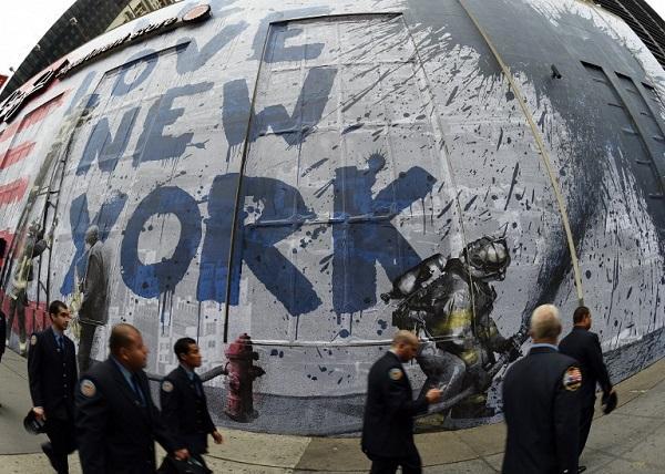 藝術家 Mr. Brainwash 於911紀念館對街的大型紀念壁畫創作 (圖:AFP)