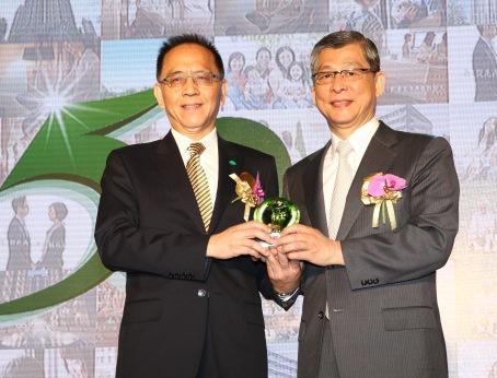 國泰建設董事長張清櫆(右)邀請國泰金控董事長蔡宏圖出席50年茶會。