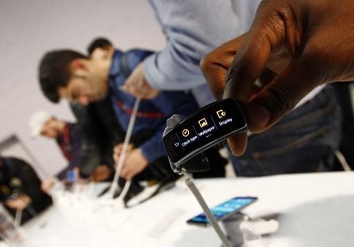 三星 Gear Fit。(圖:AFP)