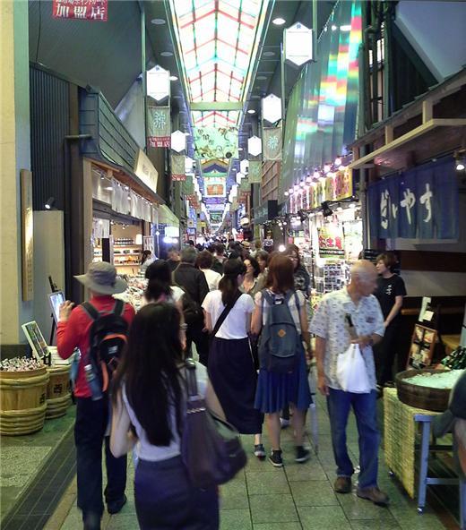 日本京都錦市場消費人潮 (攝影：許家華)