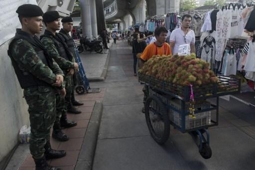 泰國軍人在曼谷街頭站哨。(圖:AFP)