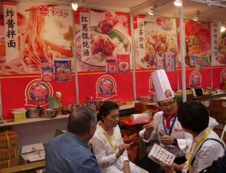 中國大陸代理商前來台灣館與台灣業者洽談。(圖：外貿協會提供)