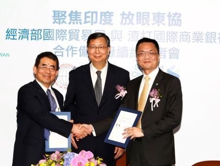 經濟部次長卓士昭(中)見證國貿局局長張俊福(左)及渣打國際商業銀行總經理陳銘僑(右)續簽推動台印貿易的合作備忘錄