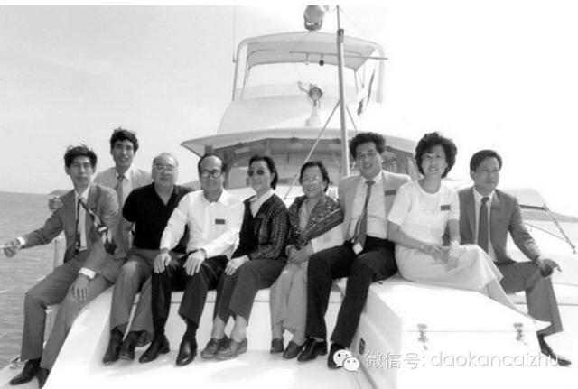 1984年，在香港游艇上合影。前排左一為孔丹，左二王光英，左三為李嘉誠，左五為李昭，左六為李新時，右一為王蘇民，右二為袁小華。