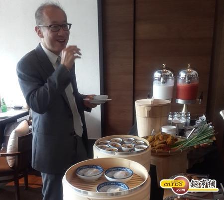 晶華酒店集團董事長潘思亮相當滿意「府城印象」主題式茶點。(圖：鉅亨網記者王莞甯攝)