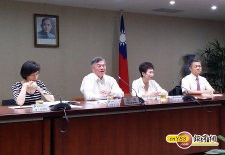 越南排華暴動事件發生到今(13)日滿1個月，經濟部今日由投資業務處處長連玉蘋、次長沈榮津以及越南台灣商會聯合總會總會長劉美德、越南平陽省災後重建委員會主任委員許玉林(圖左至右)召開記者會，說明「越南暴動事件處理情形」。(鉅亨網記者曹逸雯攝)