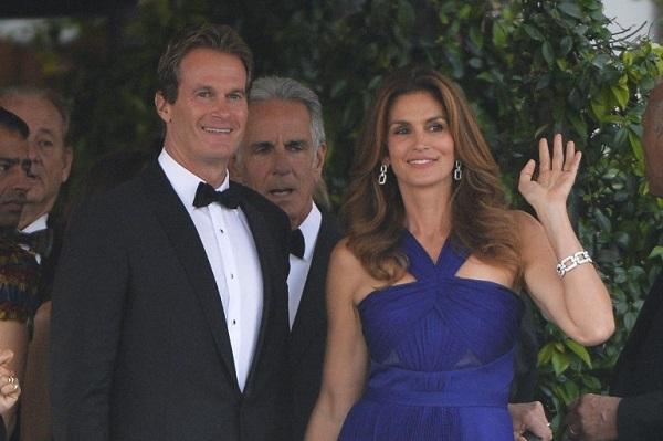 27日美國超模辛蒂克勞馥與夫婿 Rande Gerber 穿著正式前往參加克隆尼夫婦的婚禮派對 (圖:AFP)