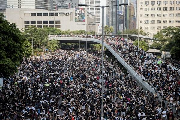 29日大批香港市民繼續湧上街頭抗議 (圖:AFP)