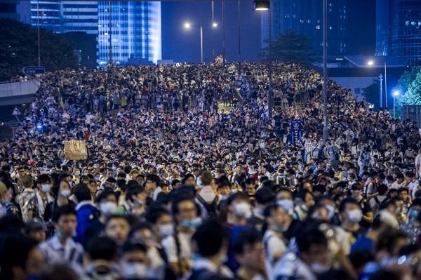 28日晚間有更多群眾走上街頭聲援 (圖:AFP)