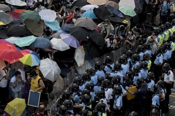 佔中行動28日傍晚，民眾與香港警方形成對峙 (圖:AFP)