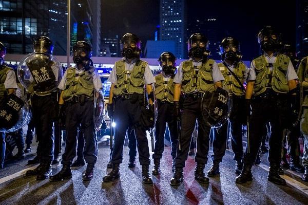 28日晚間香港警方仍與民眾相持不下 (圖:AFP)