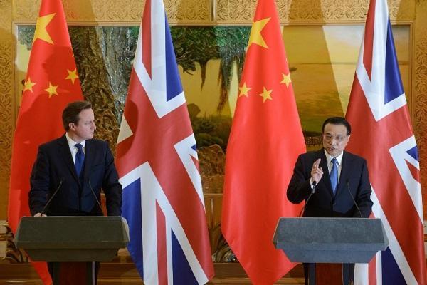 英相卡麥隆於2013年12月訪問北京，與中國總理李克強會面 (圖:AFP)