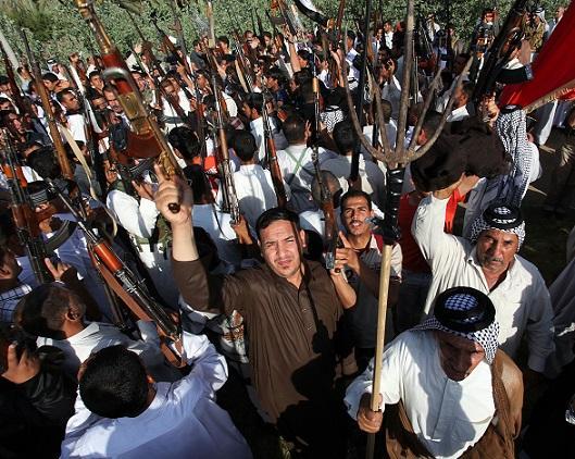 伊拉克全民皆兵，民眾群起準備武裝對抗叛亂份子。（圖：AFP）