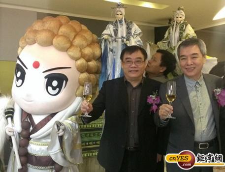 霹靂董事長黃文章出席掛牌典禮，帶領戲偶與Q版造型大人偶。