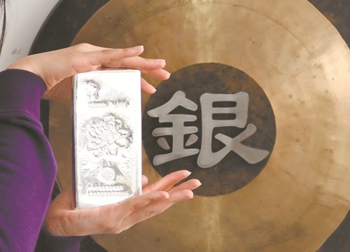 銀價暴跌50%：產業上游受煎熬 中下游成避風港