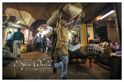 「TK」攝影總監 David Hartung 以探索亞洲各區美味為主題的第十期「Flavor DNA」特別遠赴位於印度新德里的全球最大香料市場取景，拍攝的影像令人過目難忘，讀者看罷雜誌紛紛表示有如身臨其境一般