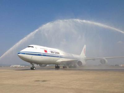 747-8首航享受「水門」禮遇