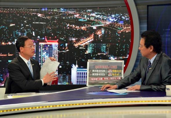 江宜樺(左)接受TVBS電視台「少康戰情室」節目專訪。(圖：行政院提供)