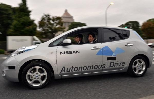日相安晉三試乘Nissan自動車 (圖:AFP)