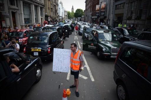 Uber的便利性反而讓既有的計程車者群起抗議    (圖:AFP)