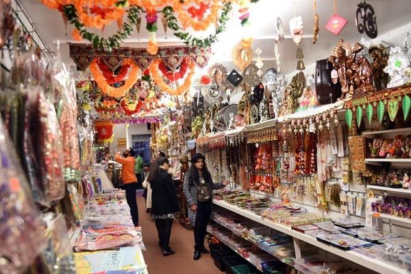 英國萊斯特市的印度商店內，準備了許多排燈節相關商品。(圖:AFP)
