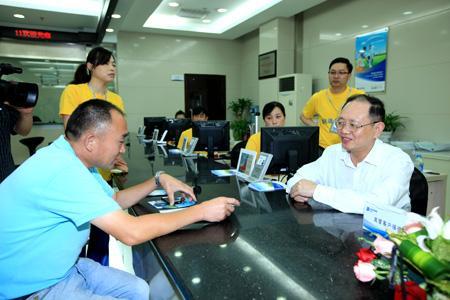 太平洋保險集團總裁霍聯宏在上海徐匯門店熱情接待客戶