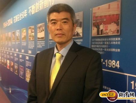 王進彰指出股債都處於高點，最好選擇配息商品以求安心