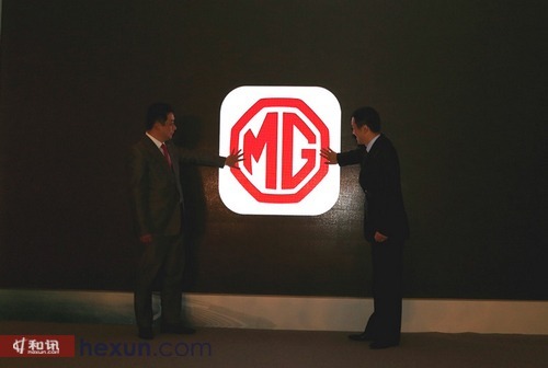 上汽乘用車公司副總經理俞經民(左)與易車董事長兼ceo李斌(右)一同啟動app