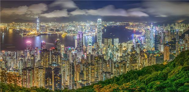 香港璀璨的夜景背後，其實是由巨頭把持