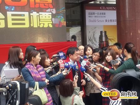 遠東集團董事長徐旭東(圖中)。(鉅亨網記者王莞甯攝)