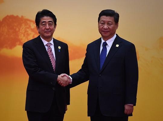 安倍晉三與習近平於本屆APEC。(圖:AFP)
